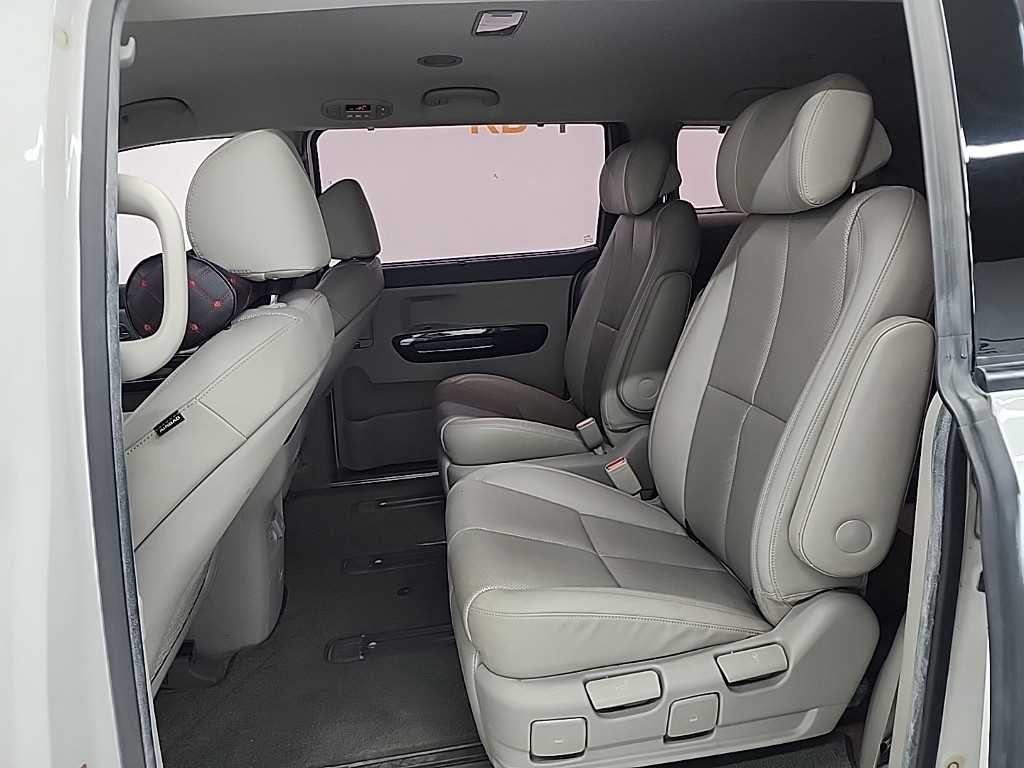 KIA Carnival - Vista 12