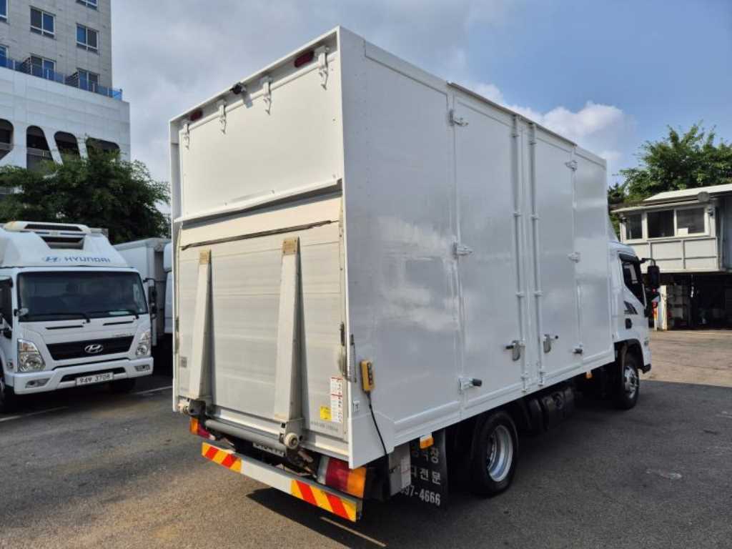 medium and large cargo truck - Vista 6