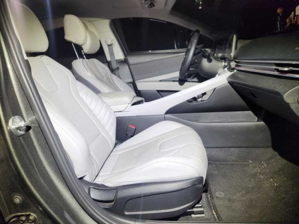HYUNDAI Avante - Vista 10