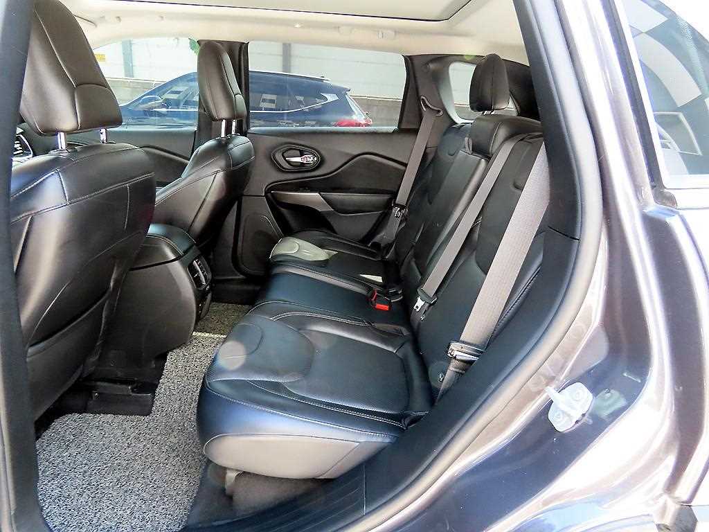 Jeep Cherokee - Vista 6