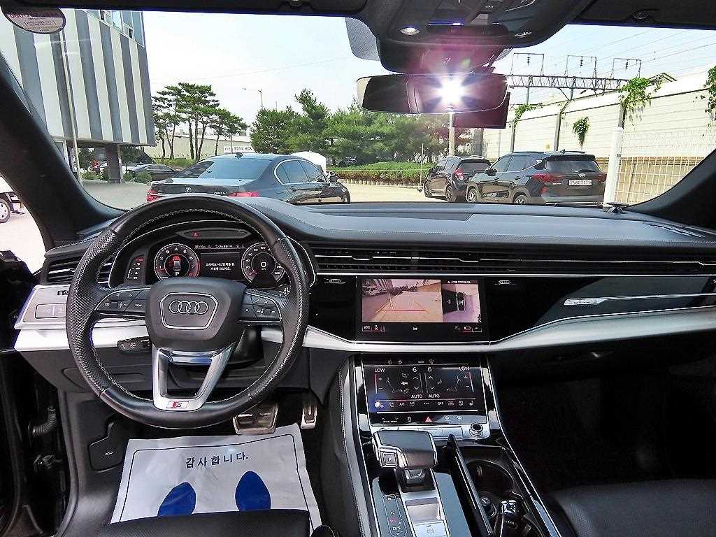 Audi Q8 - Vista 7