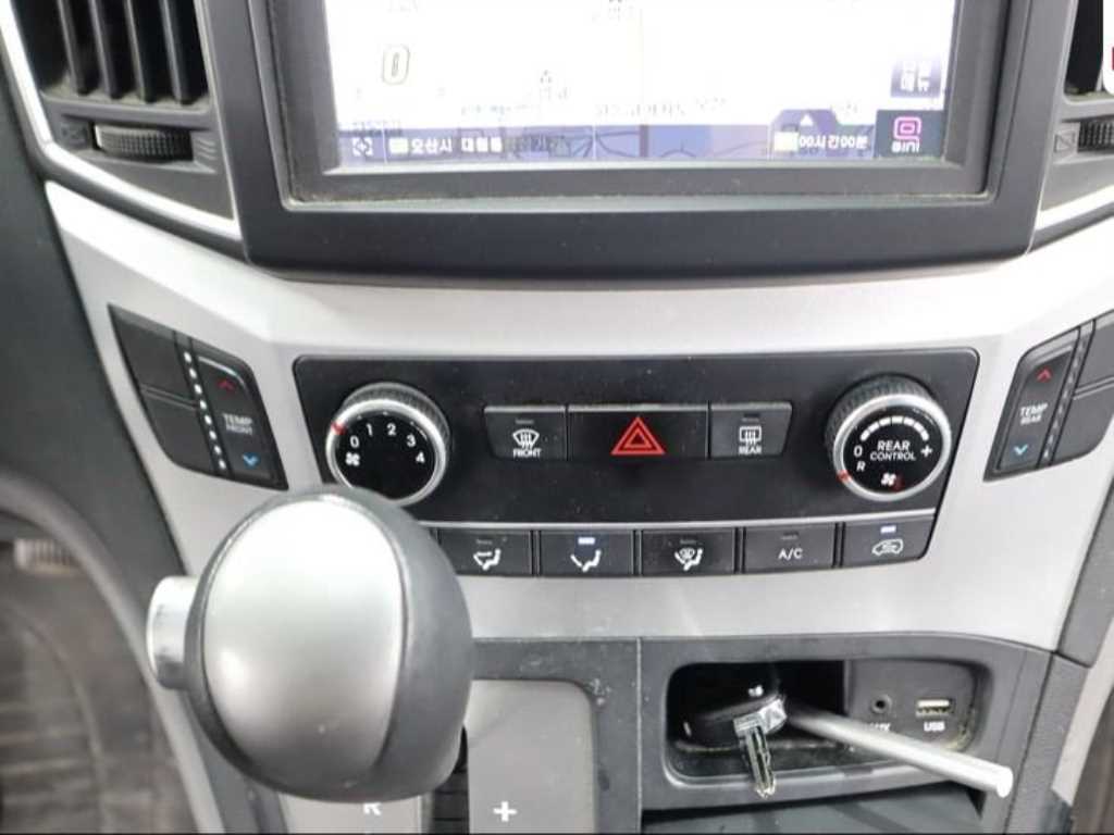 HYUNDAI Starex - Vista 12