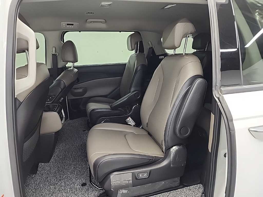 KIA Carnival - Vista 12