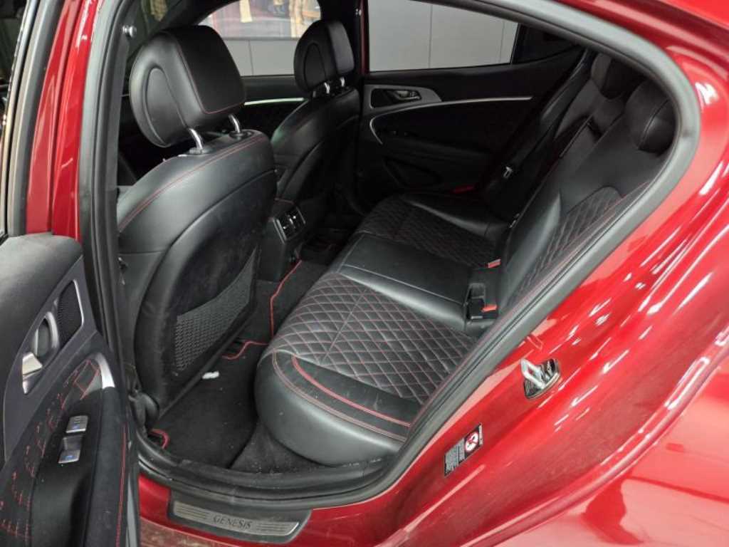 Genesis G70 - Vista 10