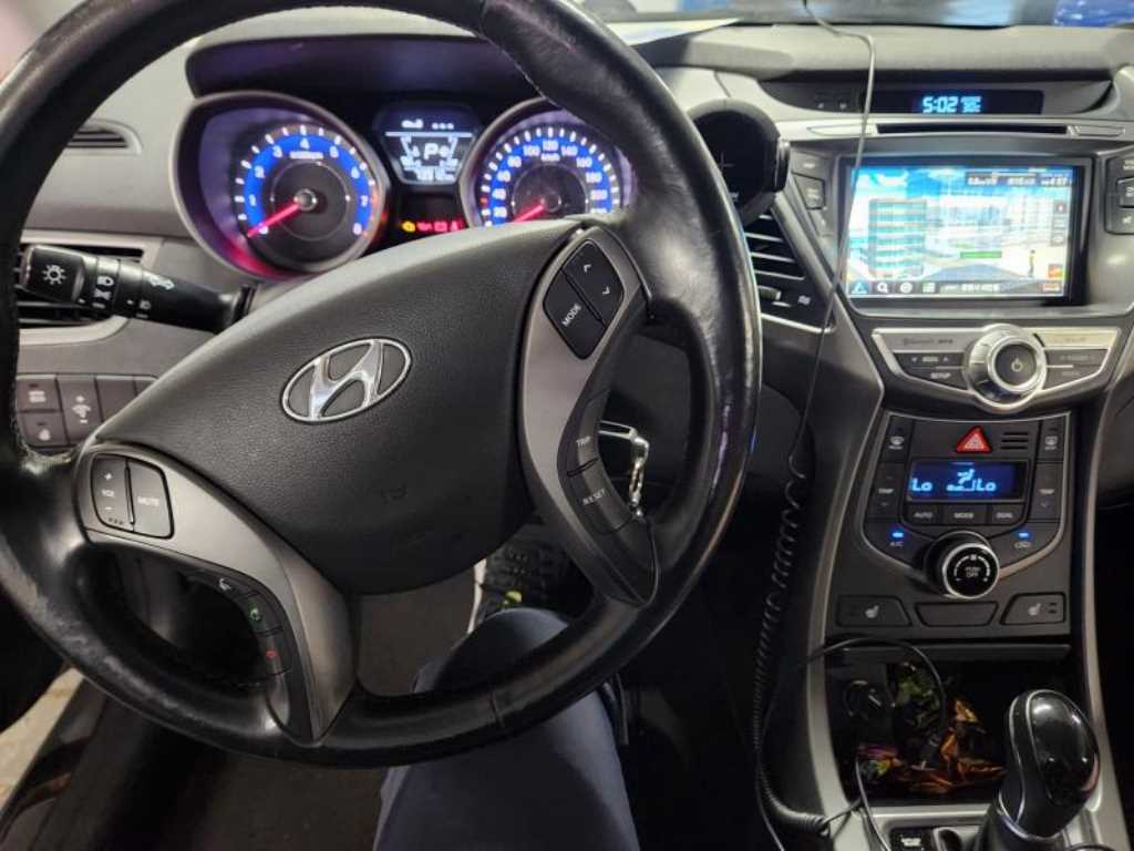 HYUNDAI Avante - Vista 2
