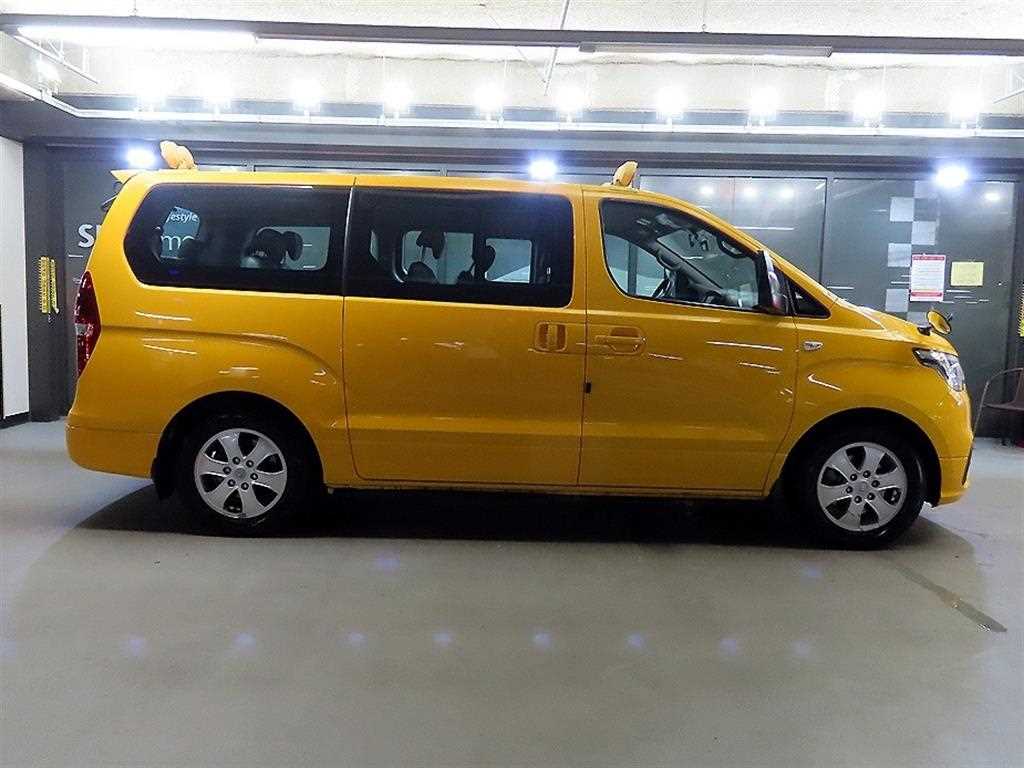 HYUNDAI Starex - Vista 3