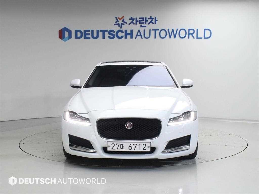 Jaguar XF - Vista 4