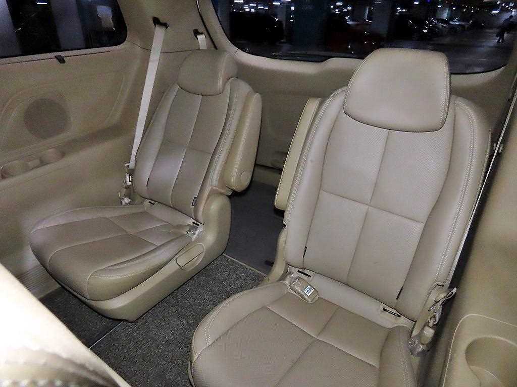 KIA Carnival - Vista 8