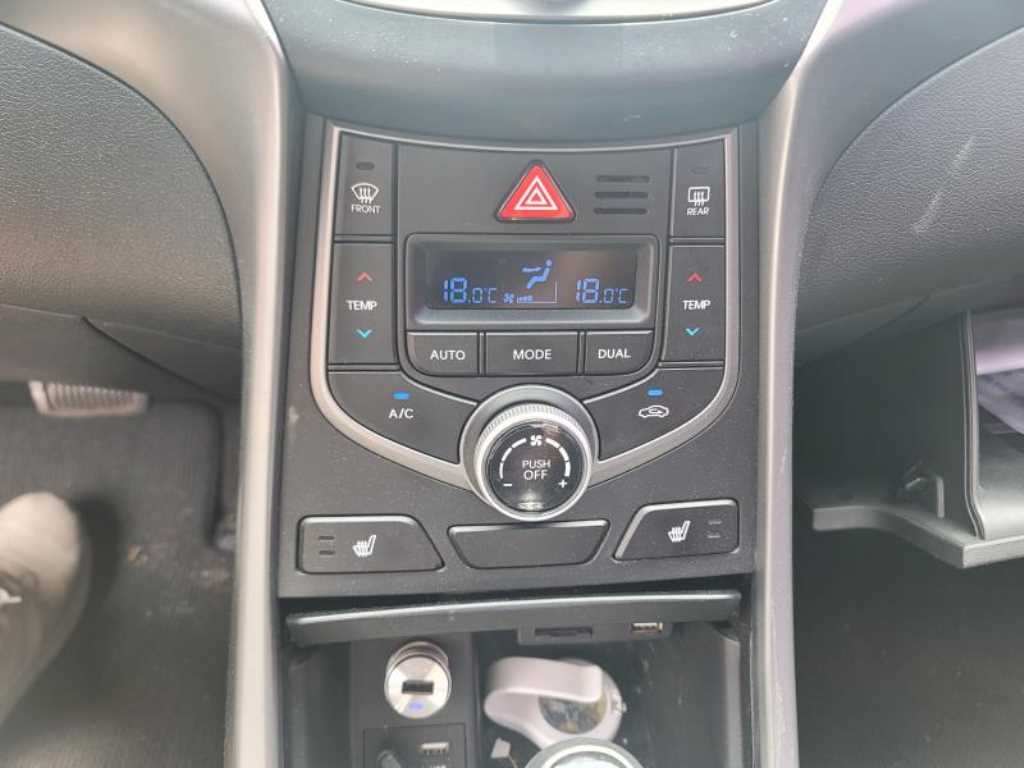HYUNDAI Avante - Vista 9