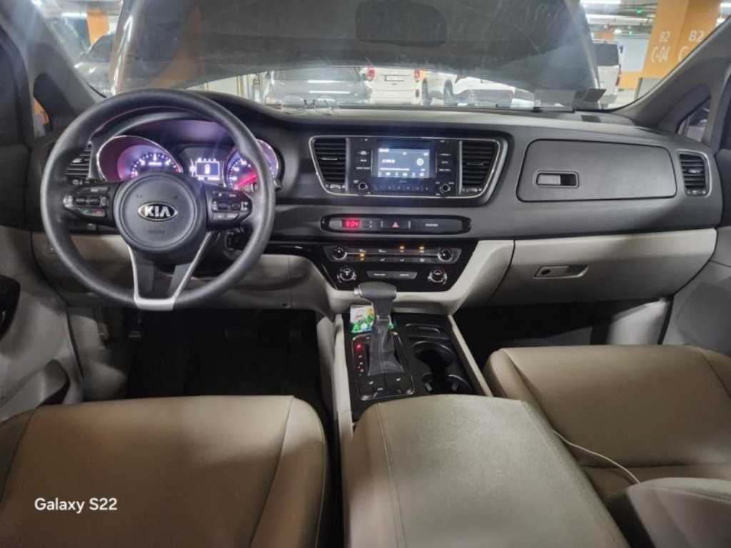 KIA Carnival - Vista 6