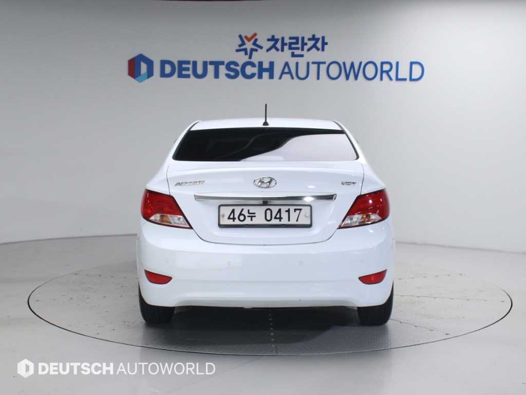 HYUNDAI Accent - Vista 4