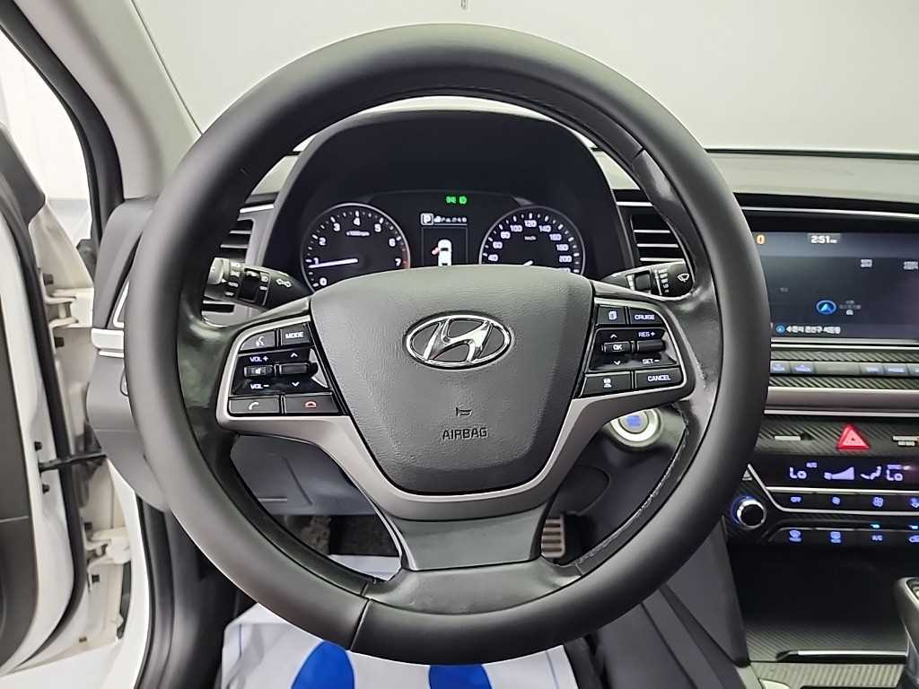 HYUNDAI Avante - Vista 9