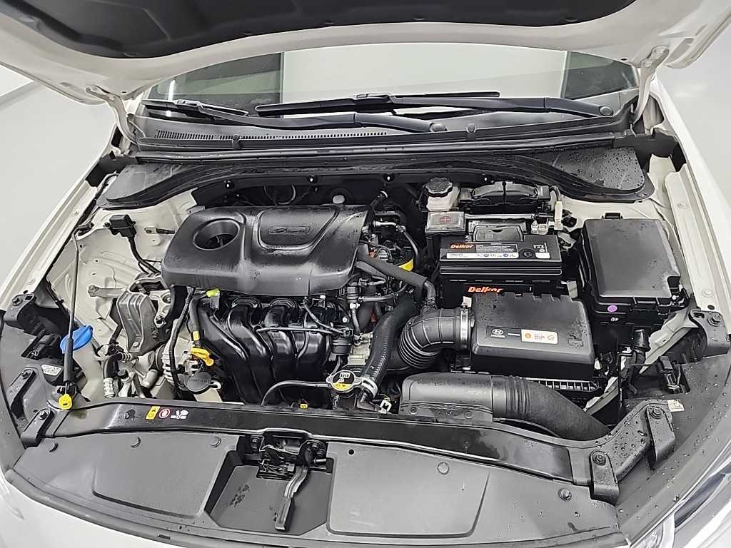HYUNDAI Avante - Vista 5