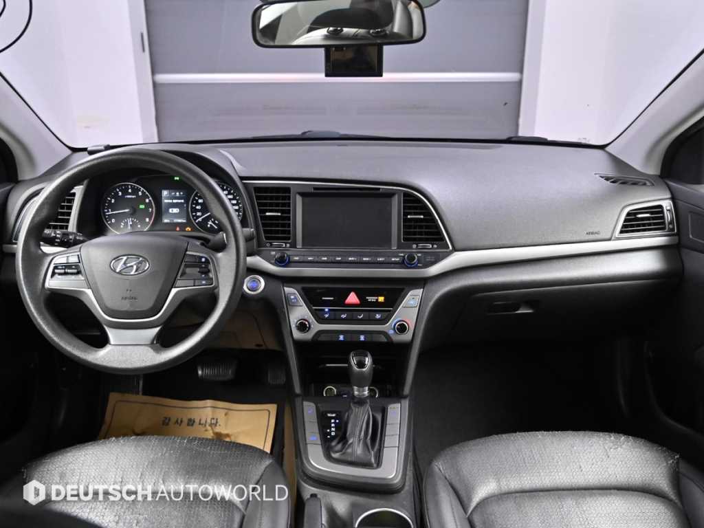HYUNDAI Avante - Vista 7