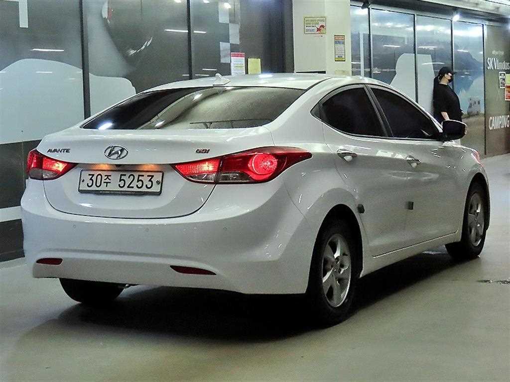 HYUNDAI Avante - Vista 4