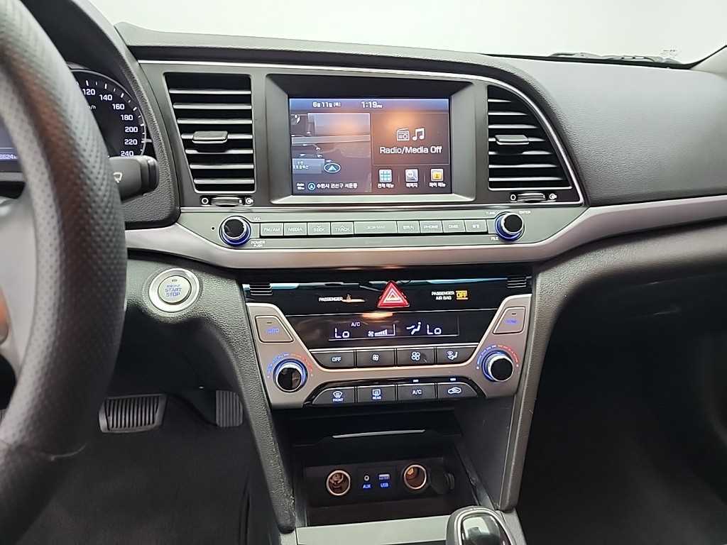 HYUNDAI Avante - Vista 10