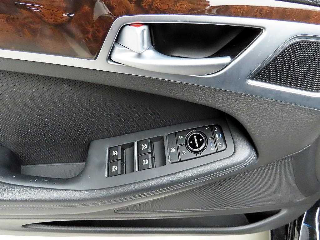 HYUNDAI Genesis - Vista 11