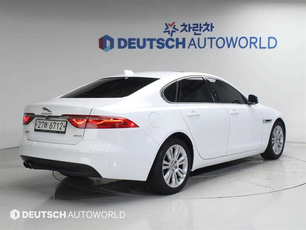 Jaguar XF - Vista 3