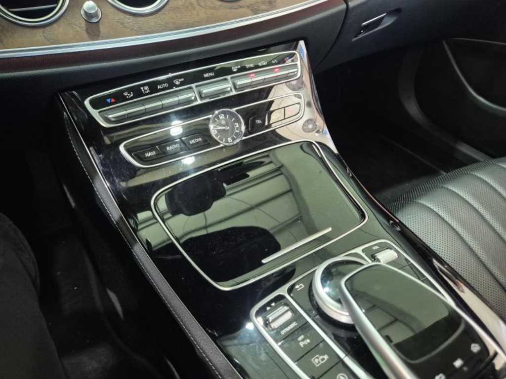 Mercedes Benz E class - Vista 8