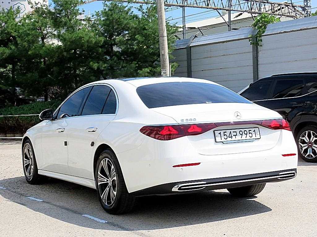 Mercedes Benz E class - Vista 4