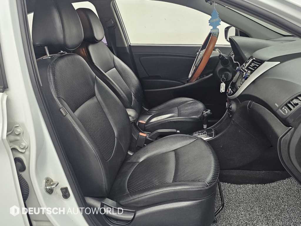HYUNDAI Accent - Vista 10