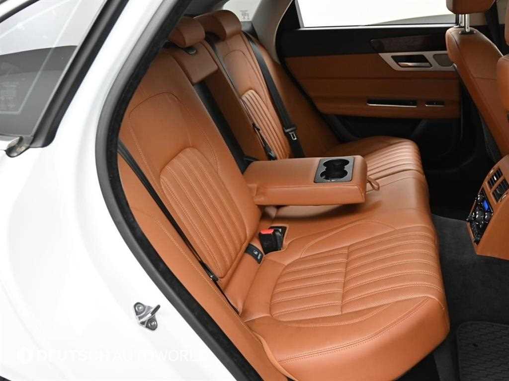 Jaguar XF - Vista 12