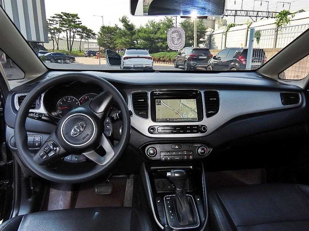 KIA Carens - Vista 9