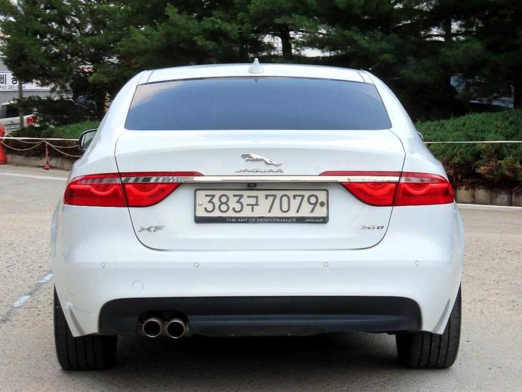Jaguar XF - Vista 4