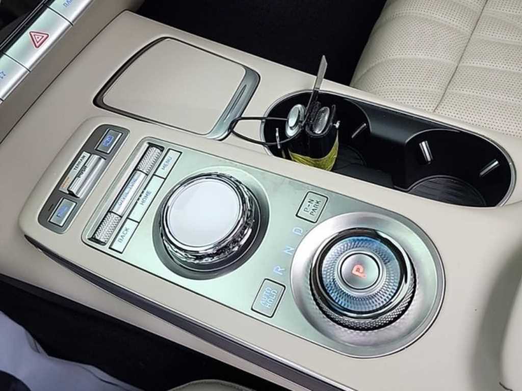 Genesis GV70 - Vista 8