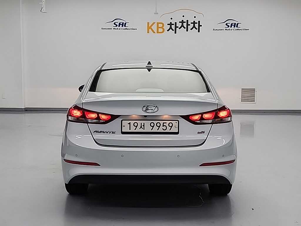 HYUNDAI Avante - Vista 3