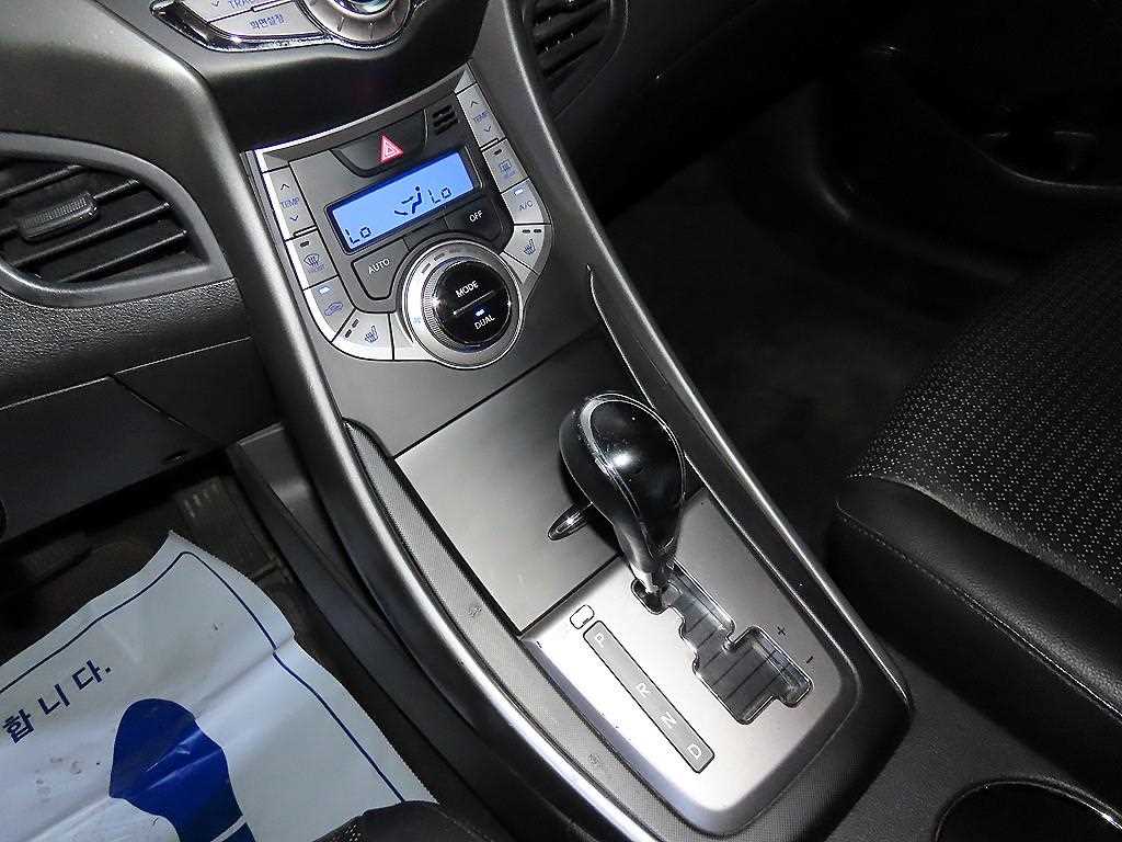 HYUNDAI Avante - Vista 12