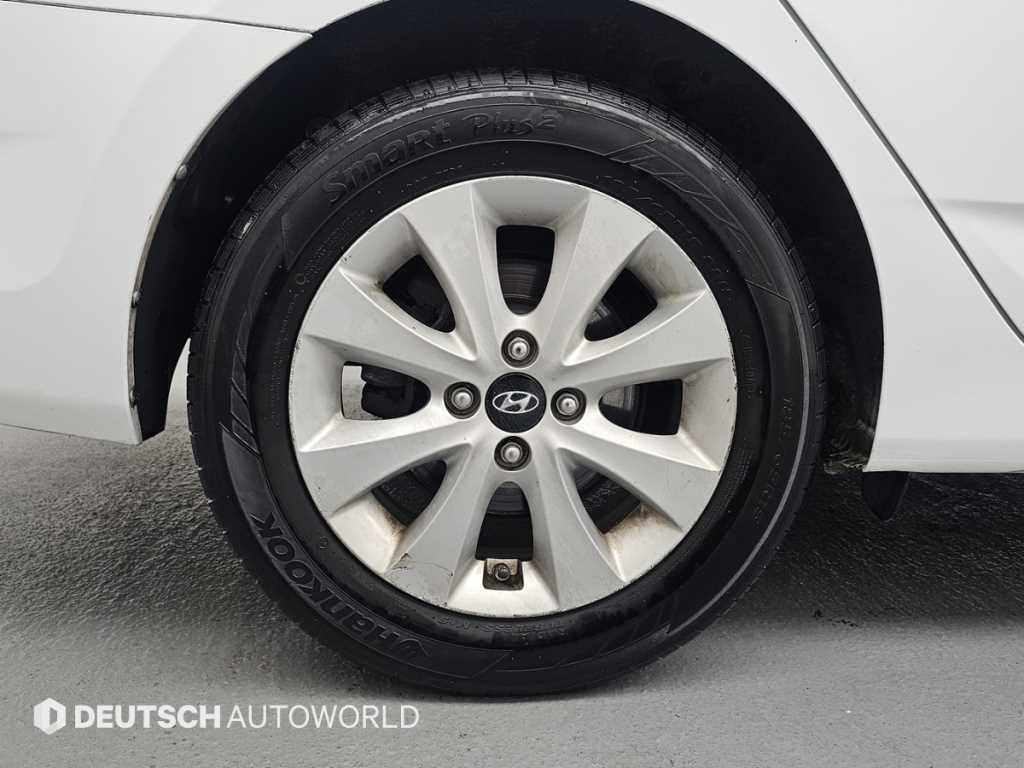 HYUNDAI Accent - Vista 5
