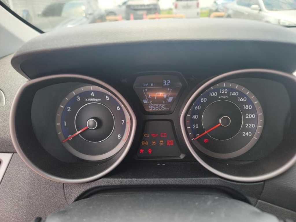 HYUNDAI Avante - Vista 10