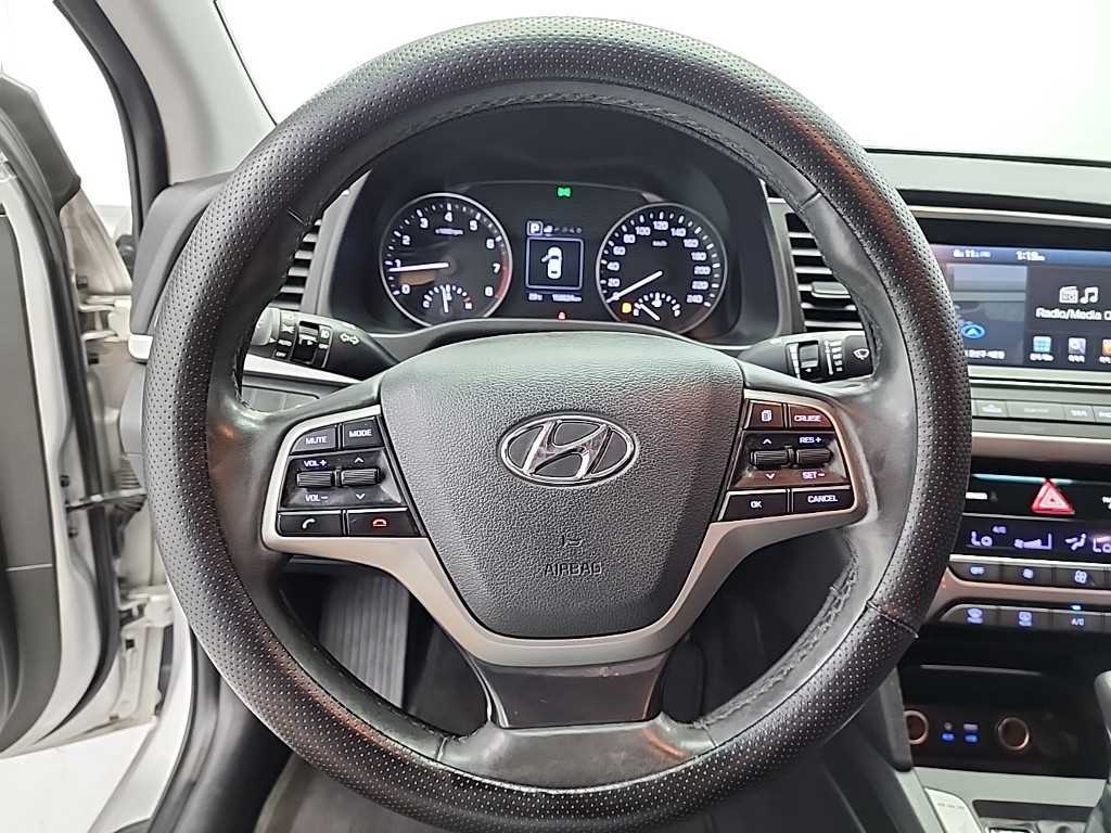 HYUNDAI Avante - Vista 9