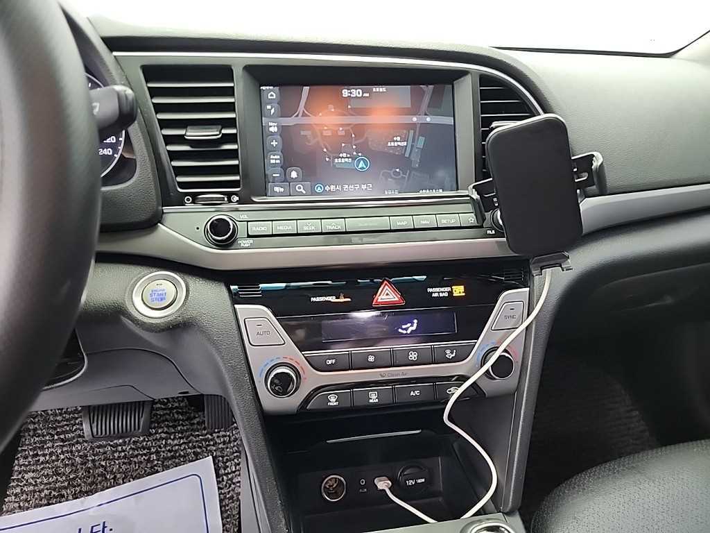 HYUNDAI Avante - Vista 10
