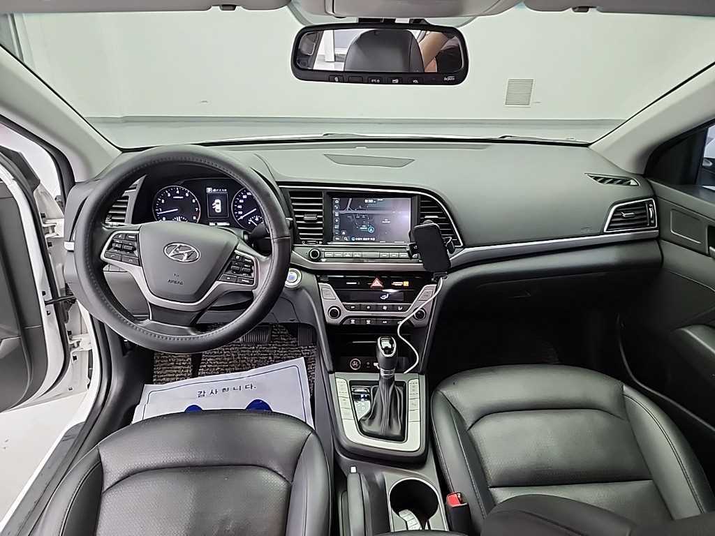 HYUNDAI Avante - Vista 7