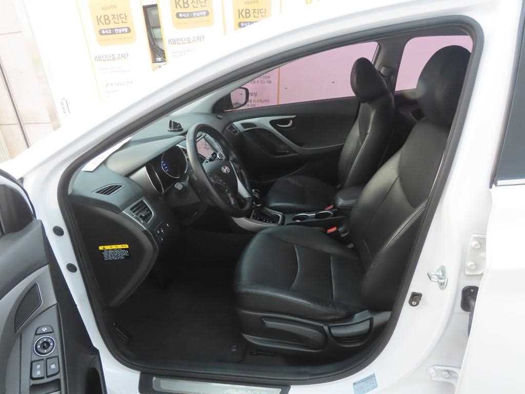 HYUNDAI Avante - Vista 5