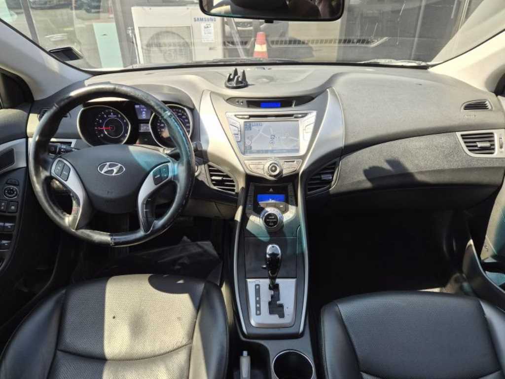HYUNDAI Avante - Vista 10
