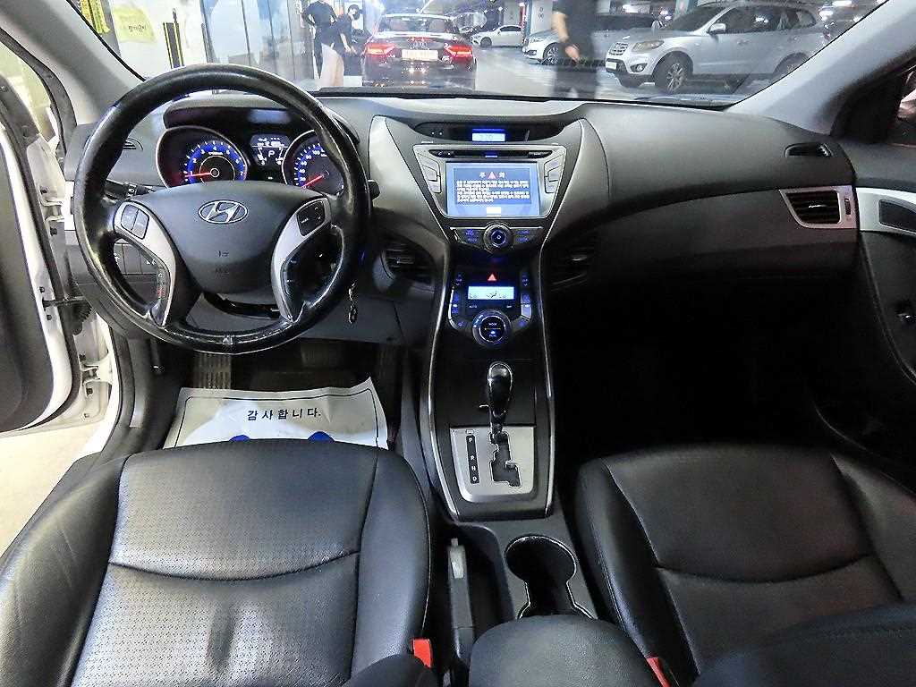 HYUNDAI Avante - Vista 10