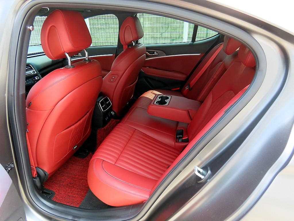 Genesis G70 - Vista 8