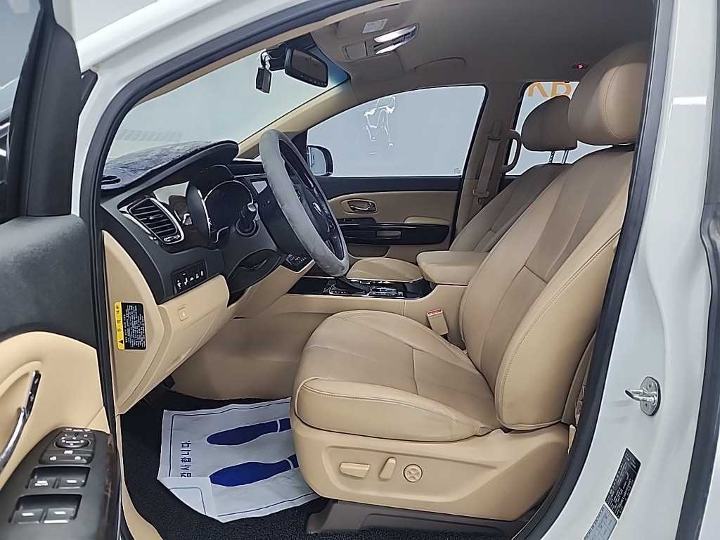 KIA Carnival - Vista 11