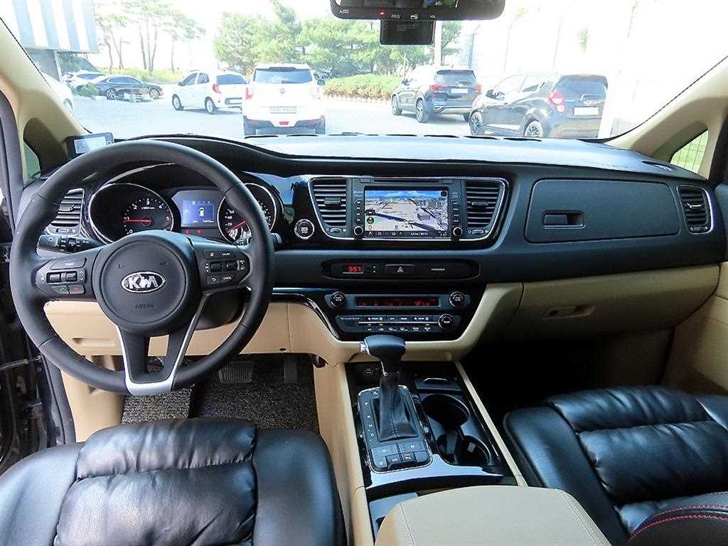 KIA Carnival - Vista 11