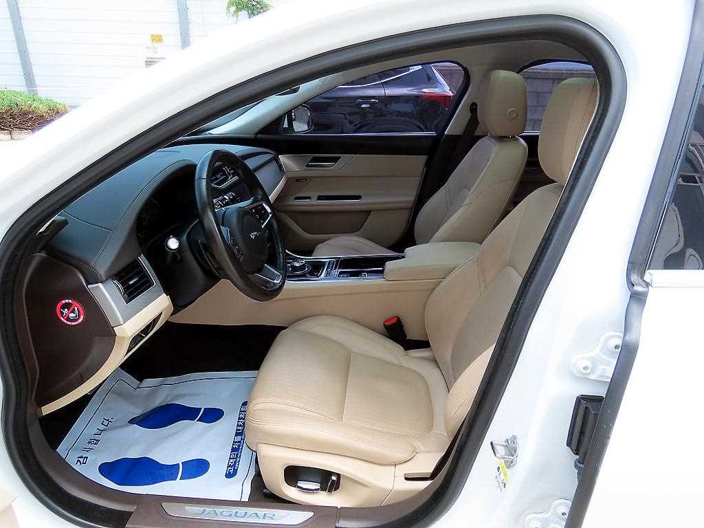 Jaguar XF - Vista 5