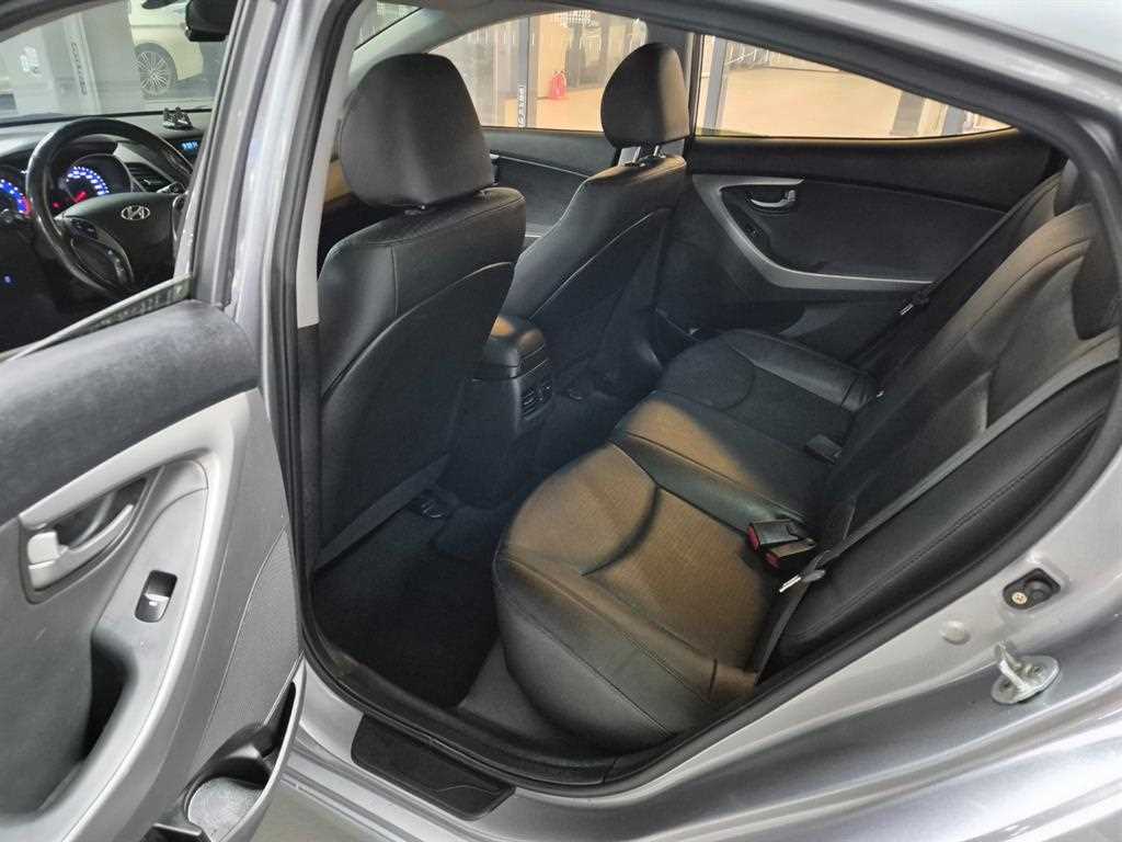 HYUNDAI Avante - Vista 8