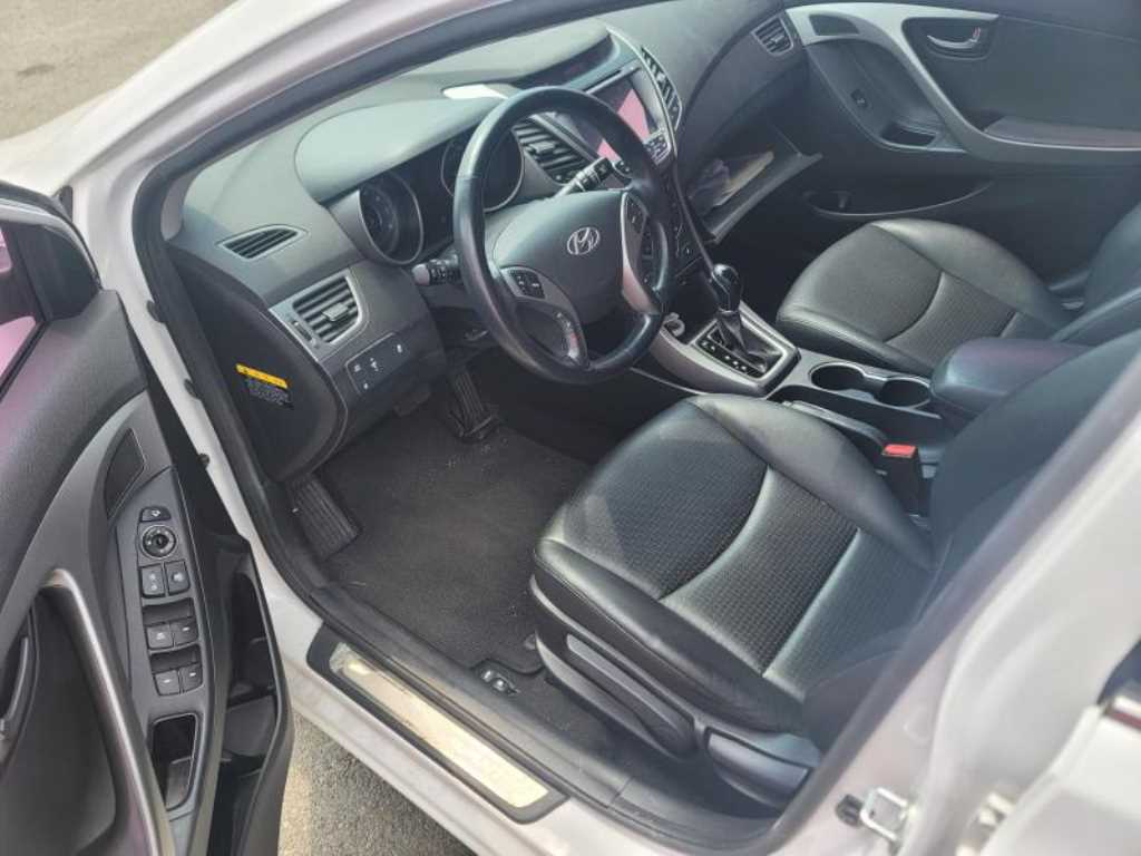 HYUNDAI Avante - Vista 12
