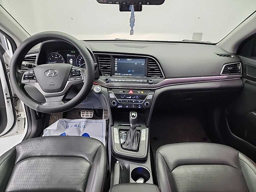 HYUNDAI Avante - Vista 7