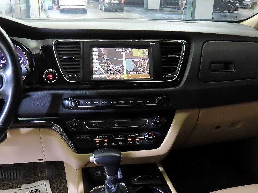 KIA Carnival - Vista 12