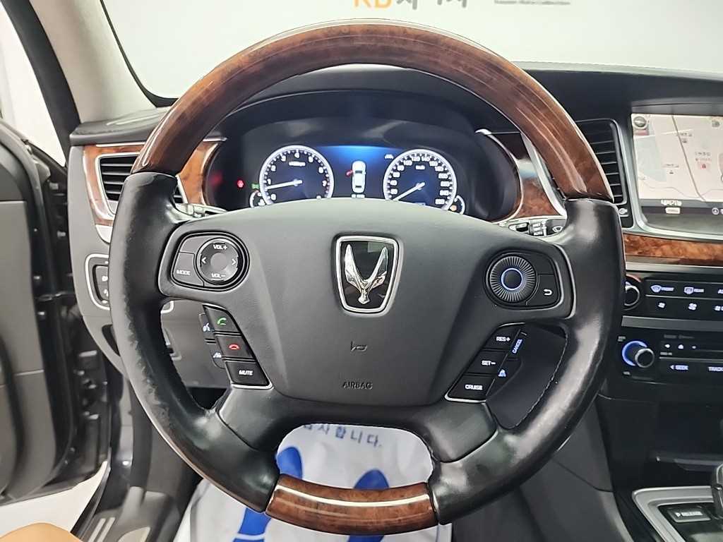 HYUNDAI Equus - Vista 9