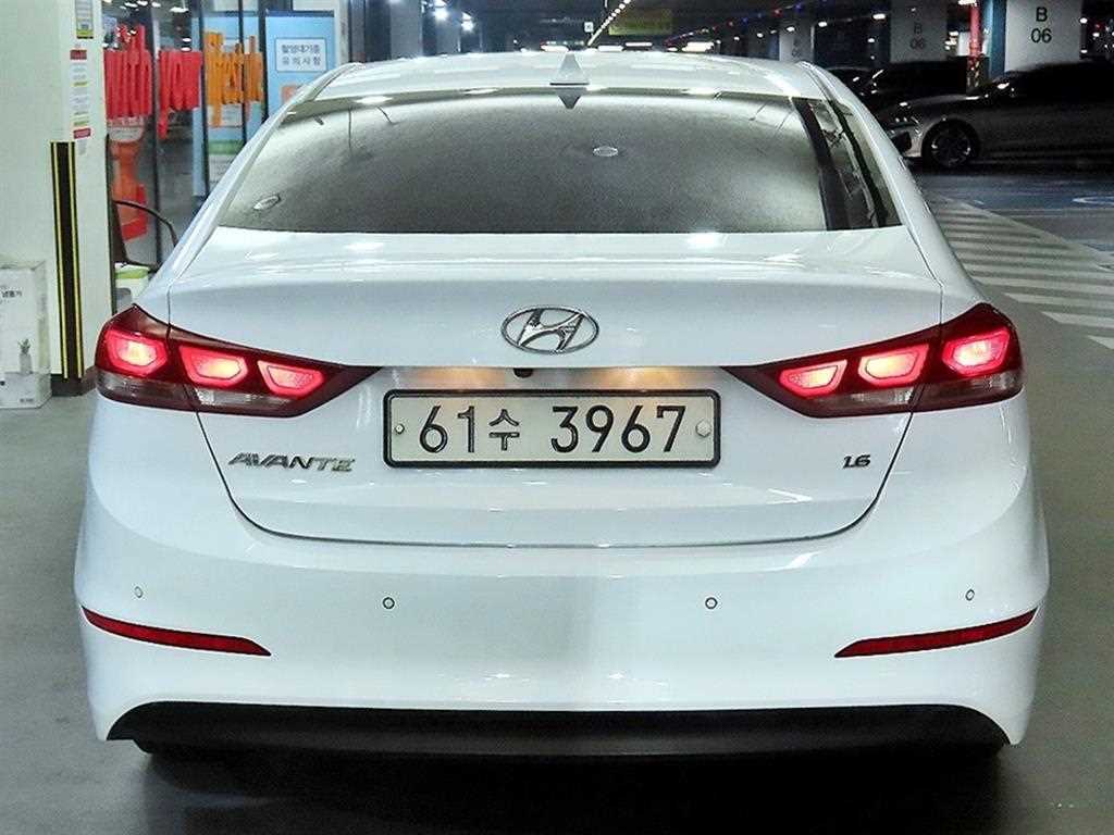 HYUNDAI Avante - Vista 5