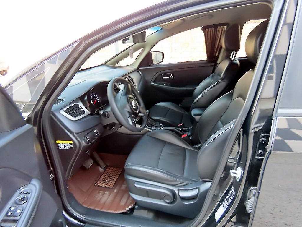 KIA Carens - Vista 7